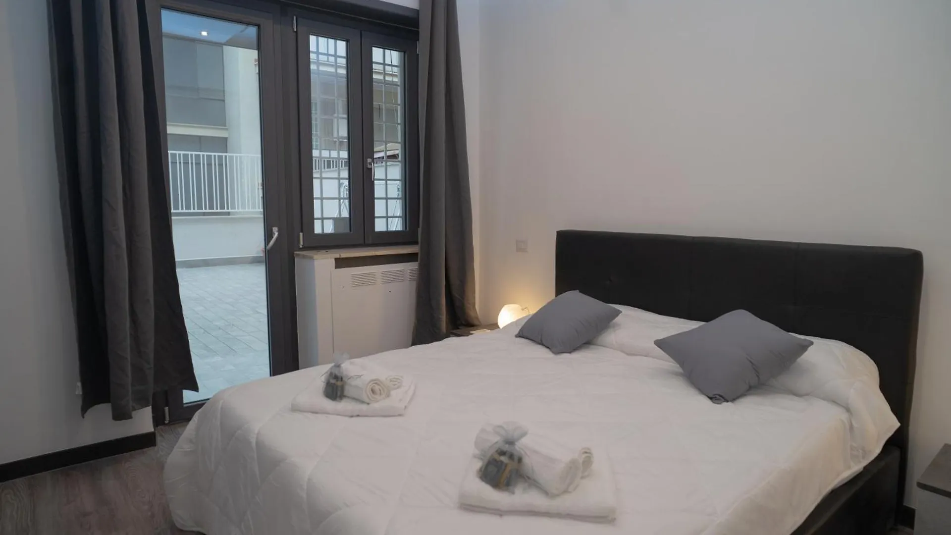Appartement Led, Comfort And Style Just A Few Minutes From The Colosseum Italië